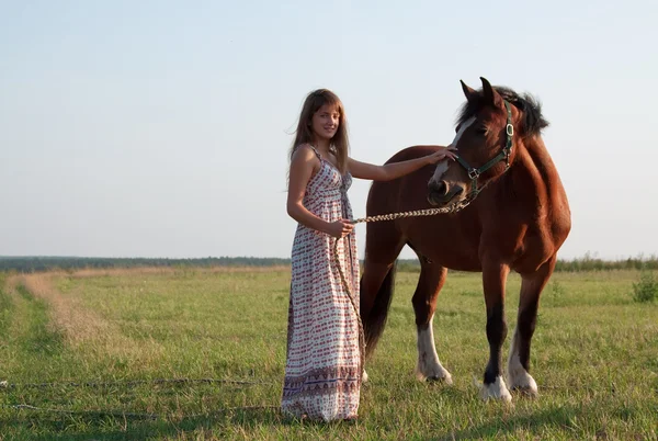 Pretty woman near horse — Stock Photo, Image