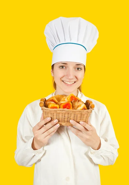 Koken vrouw in toque met gebak — Stockfoto