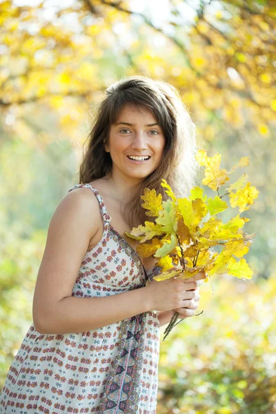 Flicka med oaken lämnar bukett — Stockfoto