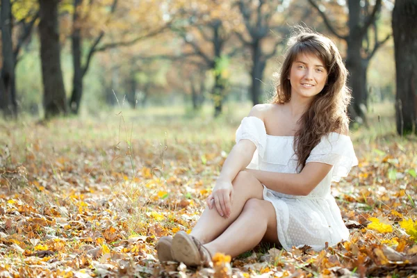 Длинноволосая девушка осенью — стоковое фото