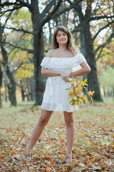 Tiro de comprimento total da menina no outono — Fotografia de Stock
