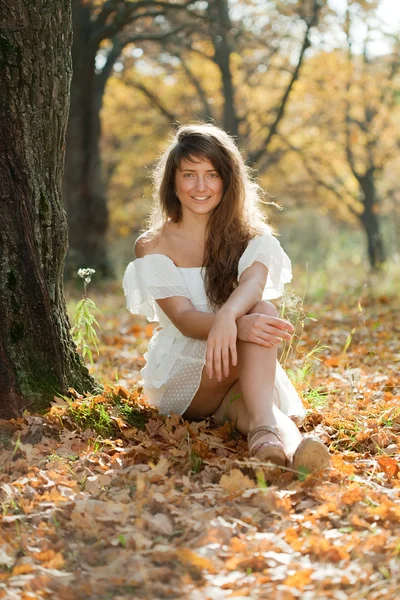 Sonbahar Park beyaz elbiseli kız — Stok fotoğraf