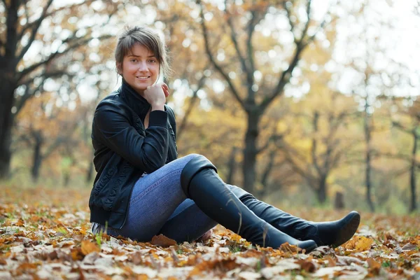 Meisje in knie-hoge laarzen in herfst park — Stockfoto