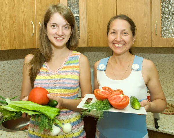 Жінки з овочами — стокове фото