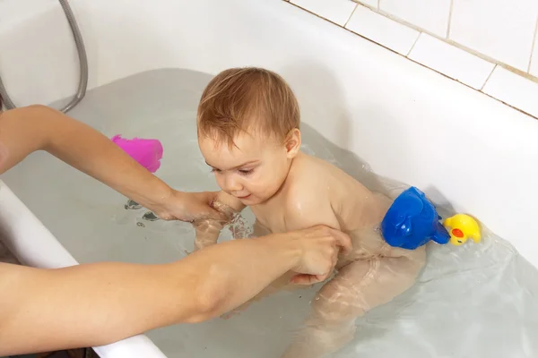 Mors händer wasing baby i badet — Stockfoto