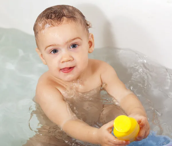 Toddler bathing in bath — Stock Photo, Image