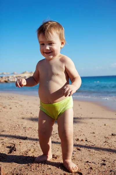 Criança feliz na praia de areia — Fotografia de Stock