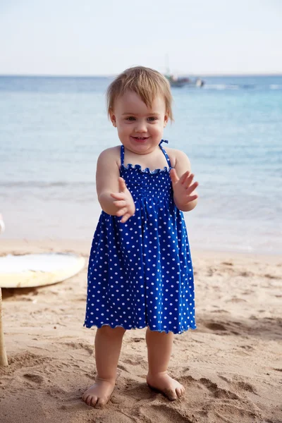 Liten flicka på strand — Stockfoto