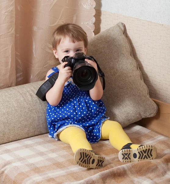 아기 여 자가 카메라와 함께 사진을 걸립니다. — 스톡 사진