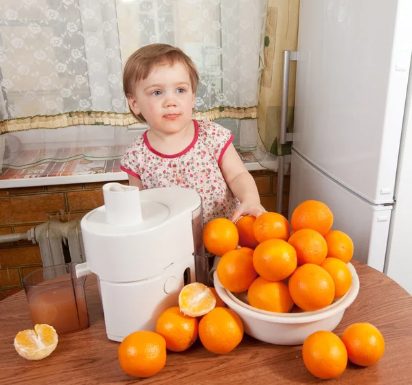 Bebé niña haciendo jugo de naranja fresco —  Fotos de Stock