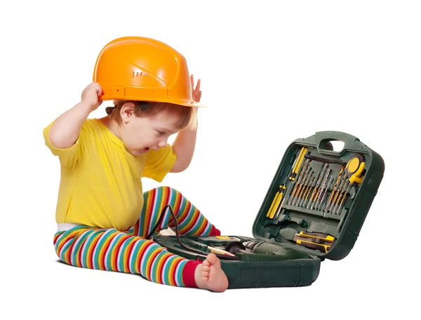 Kleinkind in Harthut mit Werkzeugkiste. isoliert über weiß — Stockfoto
