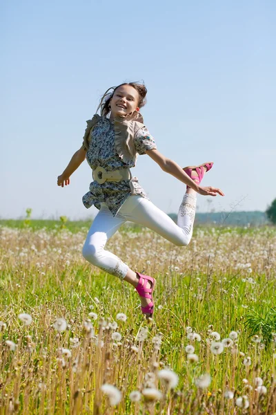 Saltando menina adolescente — Fotografia de Stock