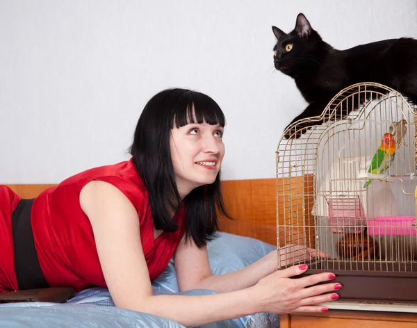 Frau mit Haustieren zu Hause — Stockfoto