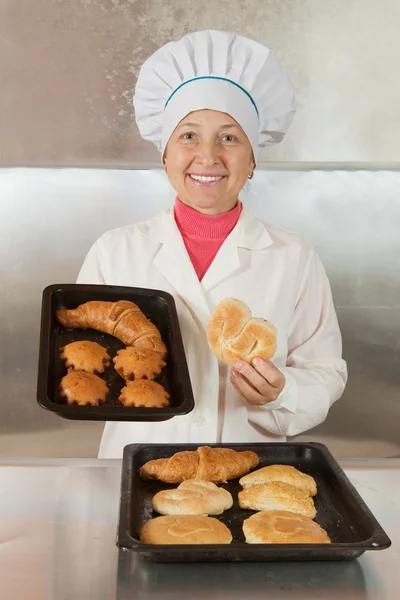 Baker with fresh pastries — Stock Photo, Image