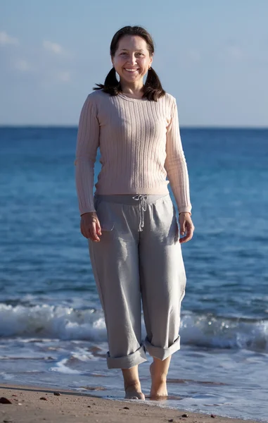 A beach boldog, érett nő — Stock Fotó