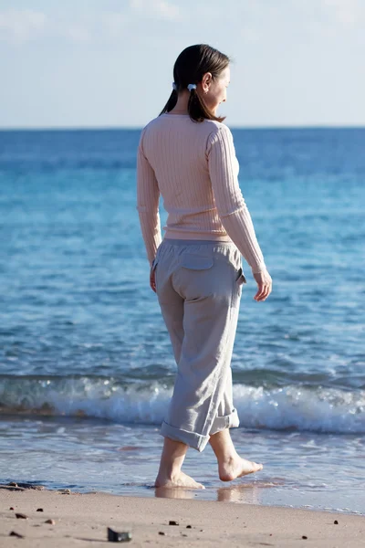 Volwassen vrouw op strand — Stockfoto