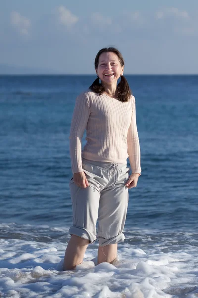 Happy mature woman at sea wave — Stock Photo, Image