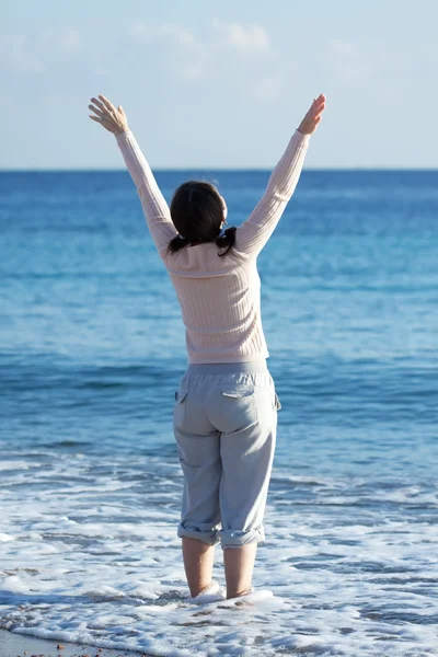 Kumlu sahilde mutlu olgun kadın — Stok fotoğraf