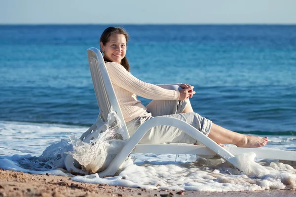 Boldog, érett nő, tenger mellett — Stock Fotó