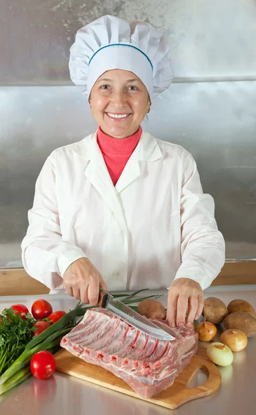Μάγειρας γυναίκα με ωμό κρέας — Φωτογραφία Αρχείου