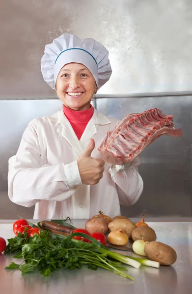Cucinare donna con carne cruda — Foto Stock