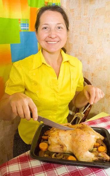 Vrouw met gebakken kip — Stockfoto