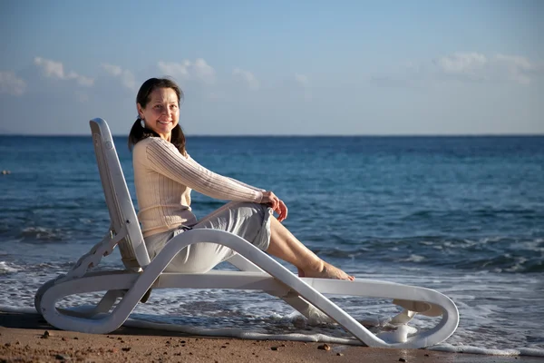 Heureuse femme mature sur la plage de la mer — Photo