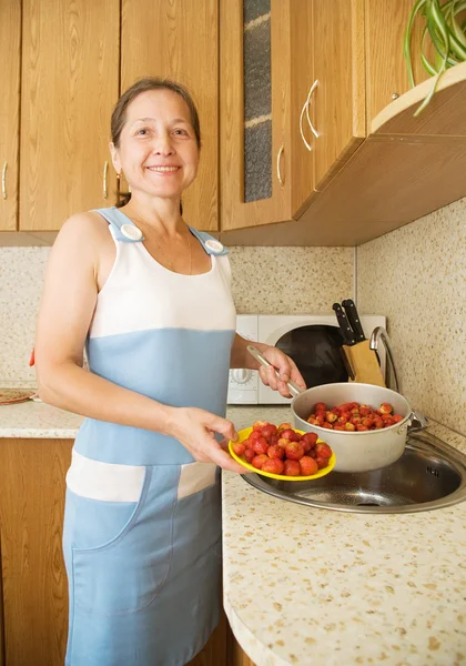 Woman washing strawberries — Stock Photo, Image