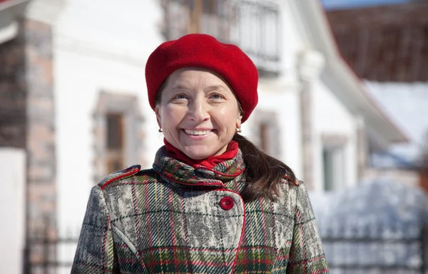 Starsza kobieta z nieruchomości w zimie — Zdjęcie stockowe