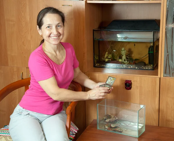 Vrouw met aquaria — Stockfoto