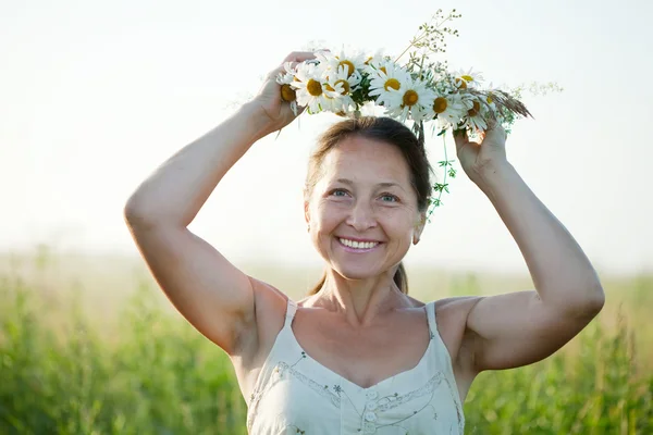 Érett nő a virágfüzér Kamilla — Stock Fotó