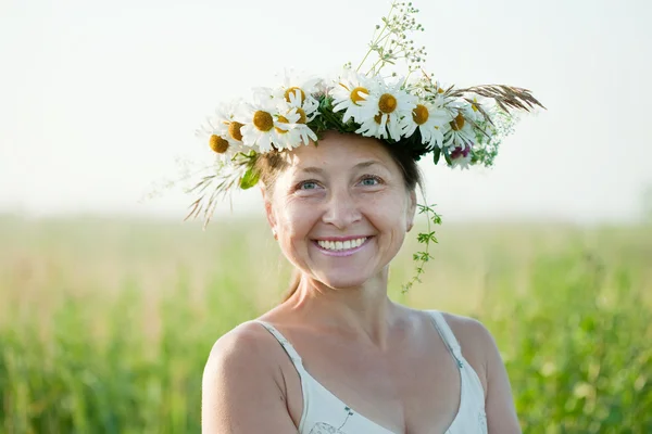 Mature woman in camomile wreath — Stock Photo, Image