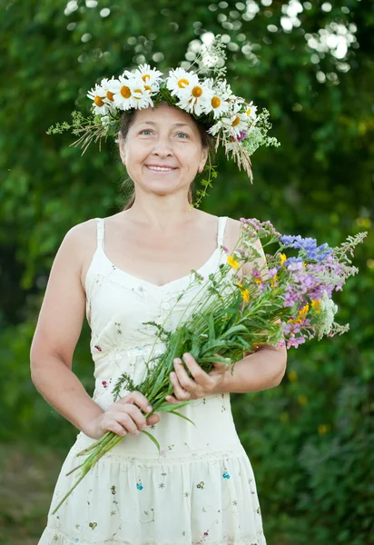 Nő a virágfüzér Kamilla — Stock Fotó