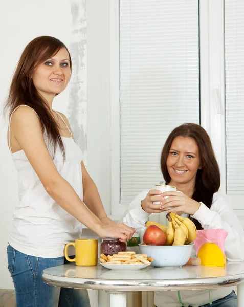 Dwie kobiety uśmiechający się napić się herbaty — Zdjęcie stockowe