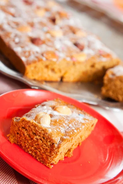 Домашній свіжий медовий торт з горіхами — стокове фото