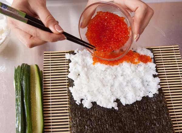 Μαγειρέψτε κάνοντας σούσι κυλίνδρους με χαβιάρι — Φωτογραφία Αρχείου