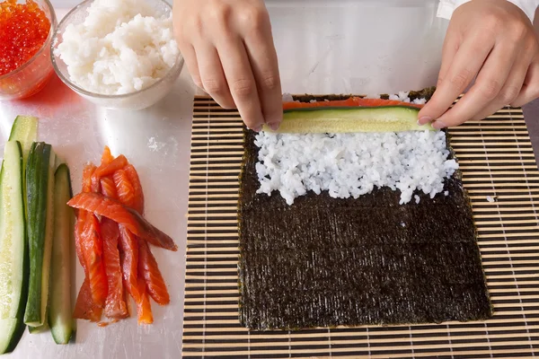 Koch macht Sushi-Brötchen — Stockfoto