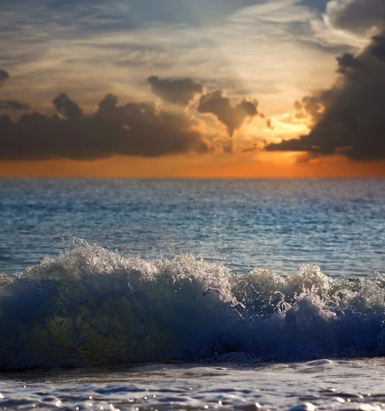 Mořské vlny v čas západu slunce — Stock fotografie
