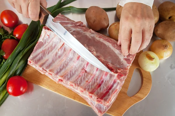 Cozinhe as mãos com carne crua — Fotografia de Stock