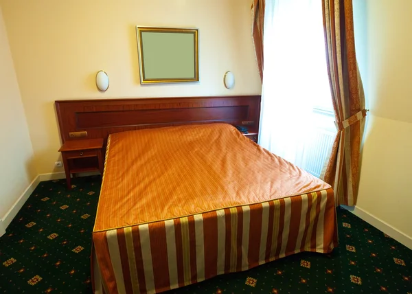 Quarto com cama de casal — Fotografia de Stock