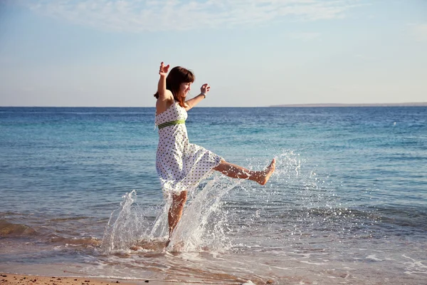 Ευτυχισμένη γυναίκα στη θάλασσα ακτή — Φωτογραφία Αρχείου