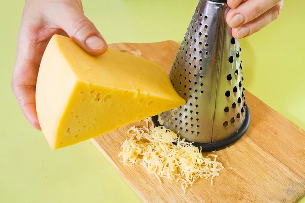 Primer plano del queso rallado cocinero —  Fotos de Stock
