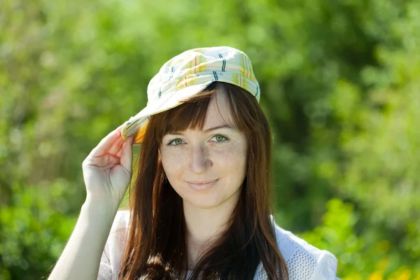 모자에 웃는 소녀 — 스톡 사진