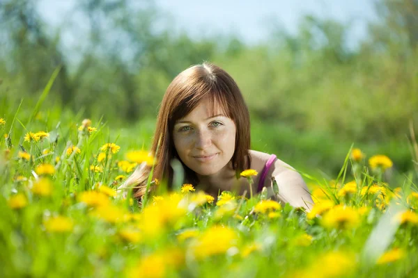 Женщина в зеленой траве — стоковое фото