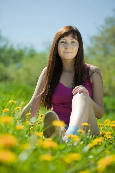 Dívka sedící venkovní v Pampeliška — Stock fotografie