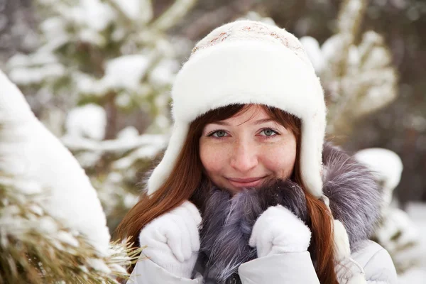 Donna sorridente nel parco invernale — Foto Stock