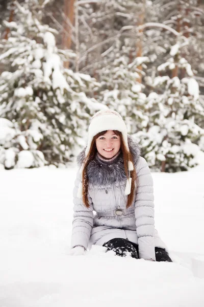 Kar üzerinde oturan genç kadın — Stok fotoğraf