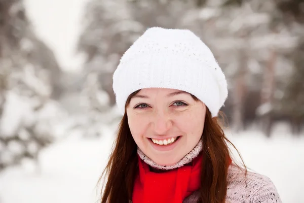 Sportig tjej på vinter park — Stockfoto