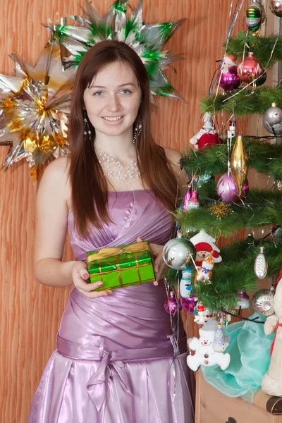 Дівчина з різдвяним подарунком — стокове фото