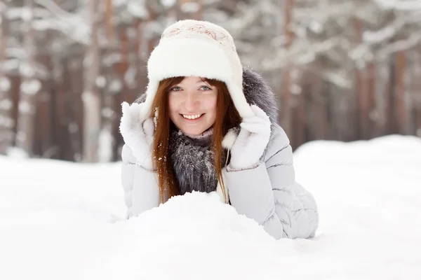 若い女性の雪の上に横たわる — ストック写真